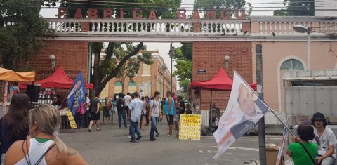 Na porta da tradicional Fábrica Bangu, o desânimo com as eleições deste ano. Foto Oscar Valporto