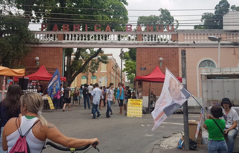 Na porta da tradicional Fábrica Bangu, o desânimo com as eleições deste ano. Foto Oscar Valporto