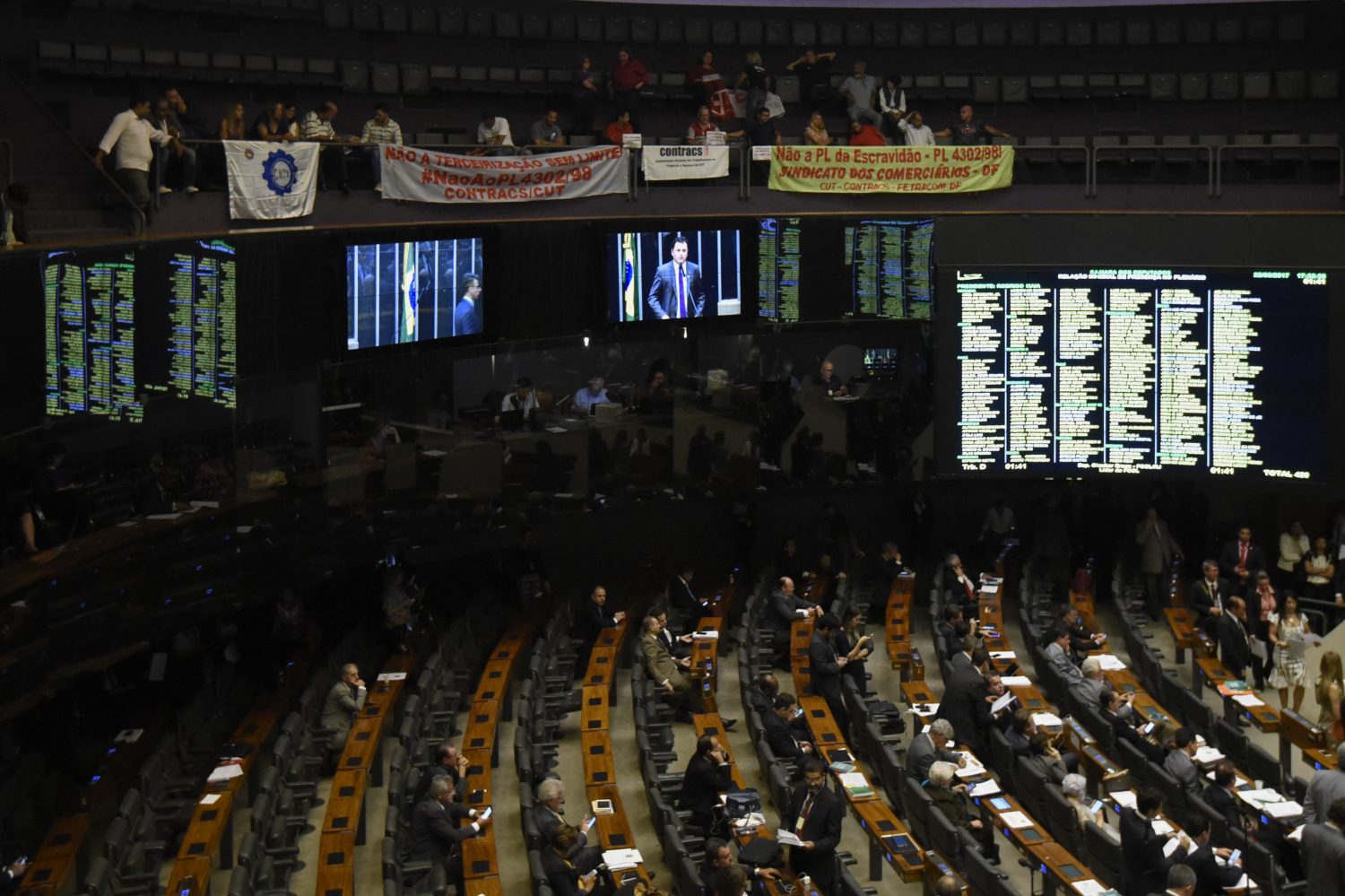  Dos 373 deputados federais que estão disputando à reeleição, 66,5% deles votaram a favor de pautas que levaram ao retrocesso na área ambiental. Foto de Mateus Bonomi/ Agif/ AFP