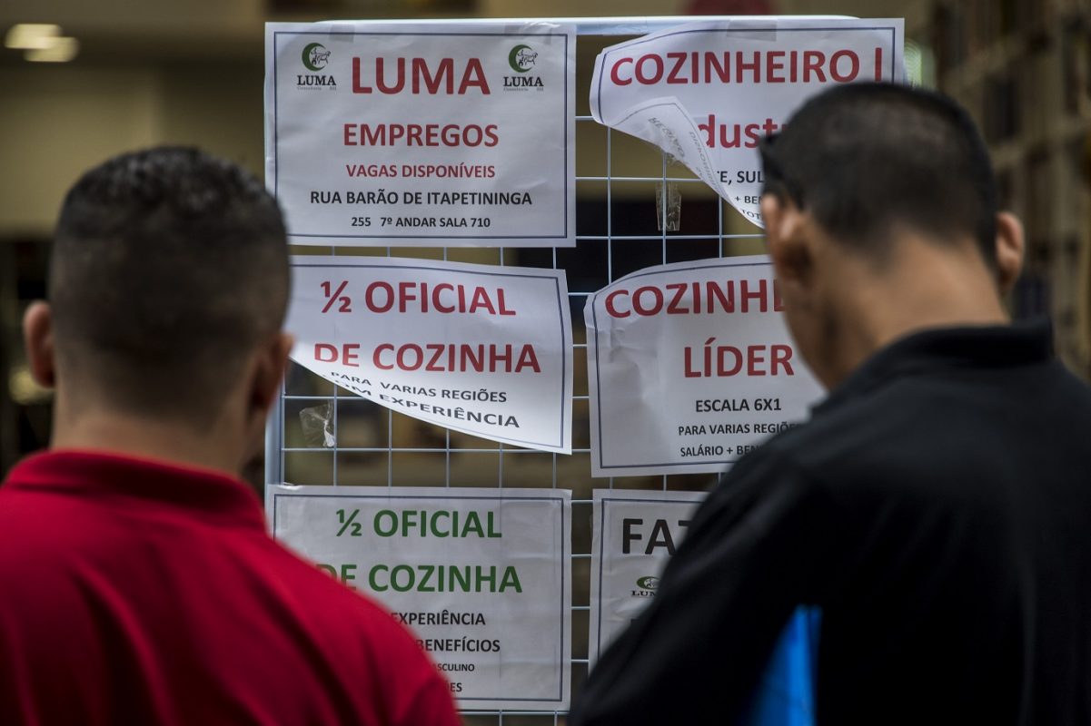 Desempregados avaliam ofertas de emprego no centro de São Paulo. Foto Nelson Almeida/AFP