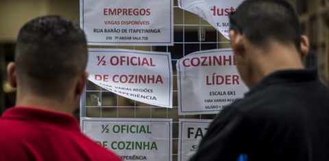 Desempregados avaliam ofertas de emprego no centro de São Paulo. Foto Nelson Almeida/AFP
