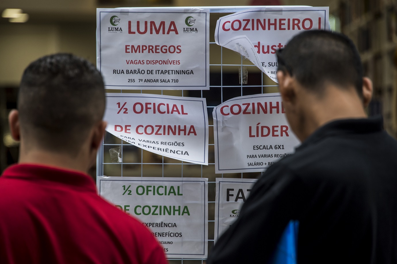 Desempregados avaliam ofertas de emprego no centro de São Paulo. Foto Nelson Almeida/AFP