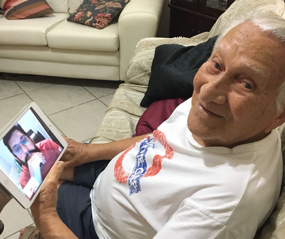 Hidebrando, de 100 anos, no Facetime: internet mudou a vida dele (Foto de divulgação)