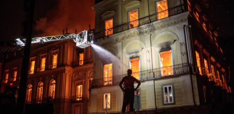 O fogo continuou por horas no Museu Nacional,na Quinta da Boa Vista, com um prejuízo ainda incalculado. Foto Francisco Proner Ramos/AGIF