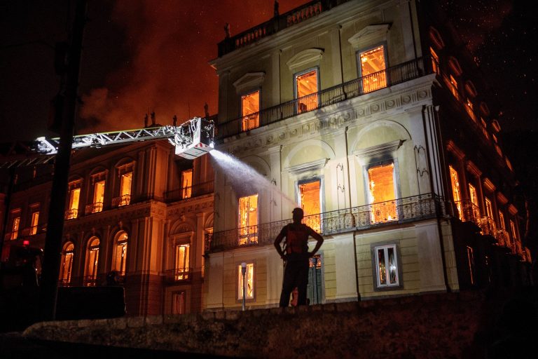 O fogo continuou por horas no Museu Nacional,na Quinta da Boa Vista, com um prejuízo ainda incalculado. Foto Francisco Proner Ramos/AGIF