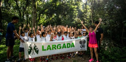 Neide (à direita), com crianças que participam do projeto criado por ela