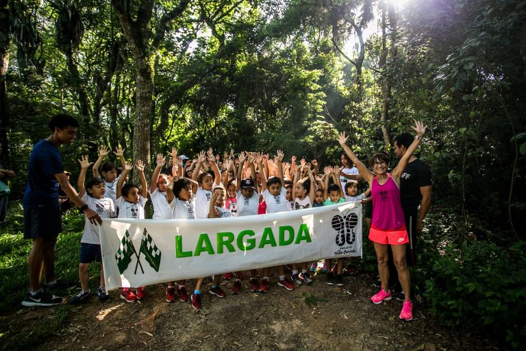 Neide (à direita), com crianças que participam do projeto criado por ela
