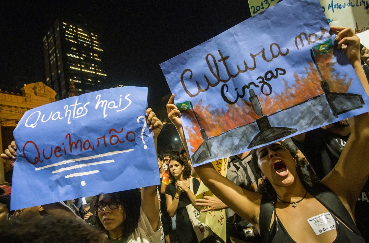 Manifestantes protestam no Rio de Janeiro após o incêndio do Museu Nacional (Foto: AFP PHOTO / Daniel Ramalho