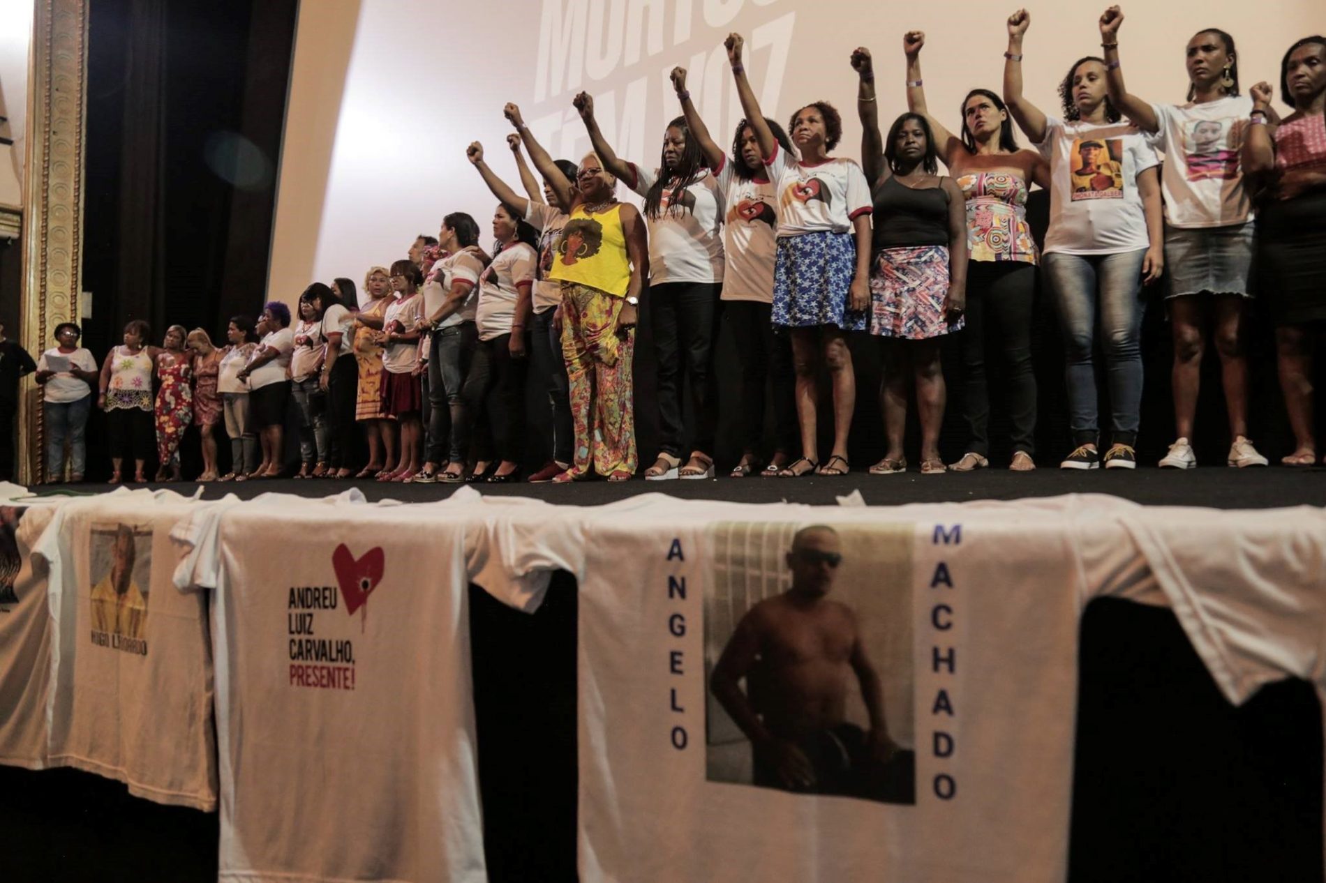Mulheres que tiveram filhos e outras pessoas assassinadas pela polícia protestam, na pré-estreia do filme, no Rio. Foto: Luis Felipe Romano | divulgação