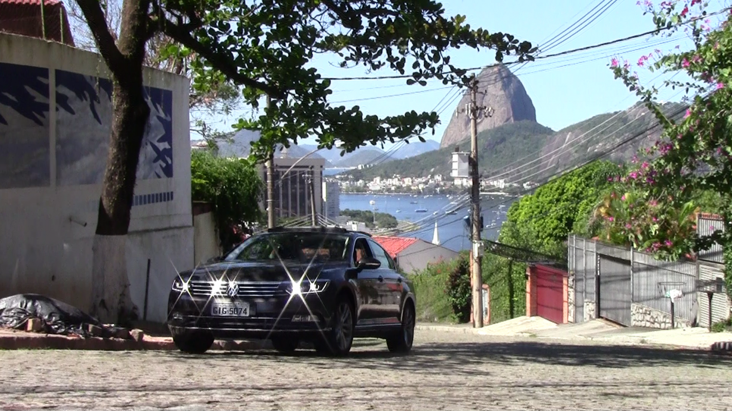 O VW Passat 2018 já pode ser visto nas ruas do Rio. Ele estaciona sozinha e controla a distância do carro da frente. Foto Divulgação