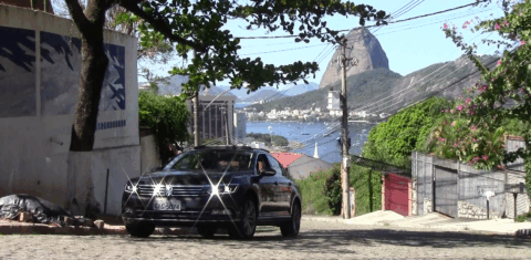 O VW Passat 2018 já pode ser visto nas ruas do Rio. Ele estaciona sozinha e controla a distância do carro da frente. Foto Divulgação