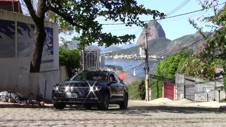 O VW Passat 2018 já pode ser visto nas ruas do Rio. Ele estaciona sozinha e controla a distância do carro da frente. Foto Divulgação
