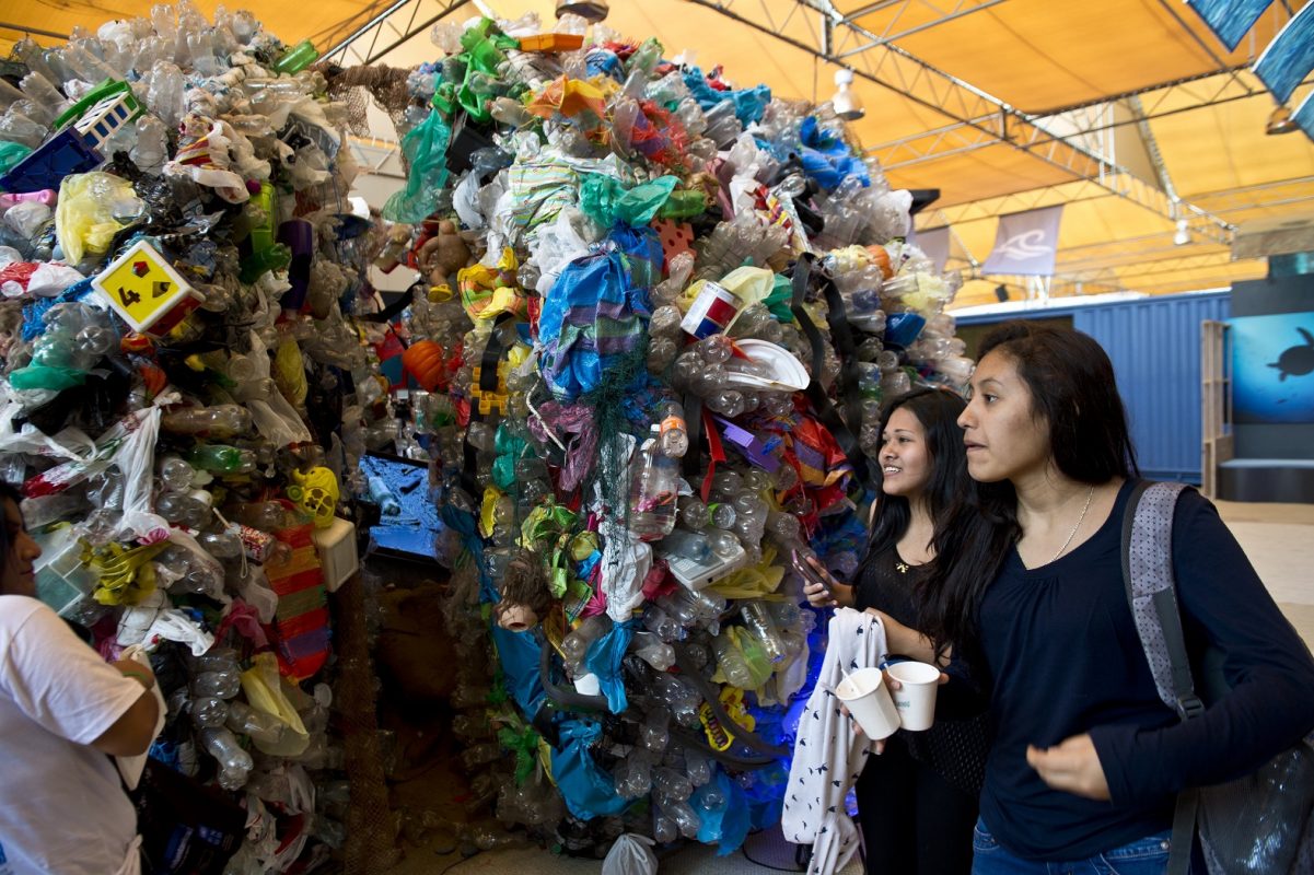 Instalação feita para a COP-20, no Peru, mostra o impacto do lixo plástico jogado nos oceanos. Foto Martin Bernetti/AFP