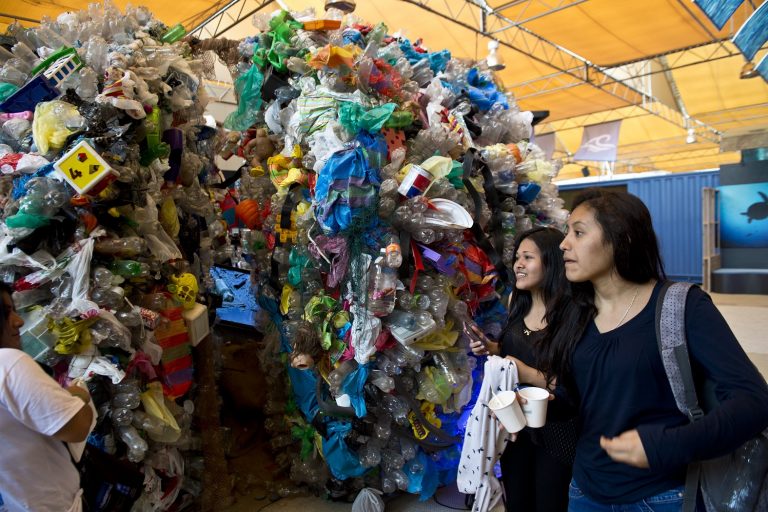 Instalação feita para a COP-20, no Peru, mostra o impacto do lixo plástico jogado nos oceanos. Foto Martin Bernetti/AFP