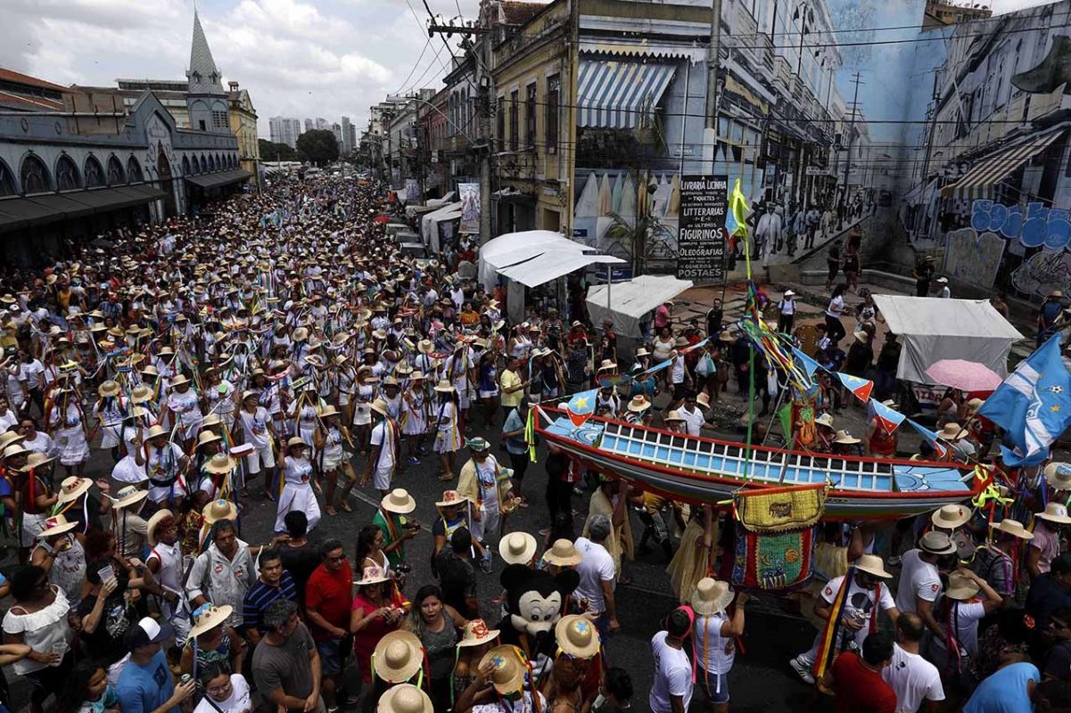 A festa do Arrastão do Pavulagem reúne milhares de pessoas pelas ruas de Belém numa celebração da cultura popular. Foto Custódio Coimbra