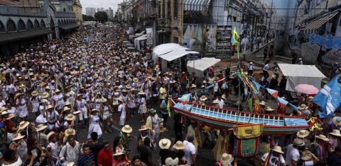 A festa do Arrastão do Pavulagem reúne milhares de pessoas pelas ruas de Belém numa celebração da cultura popular. Foto Custódio Coimbra