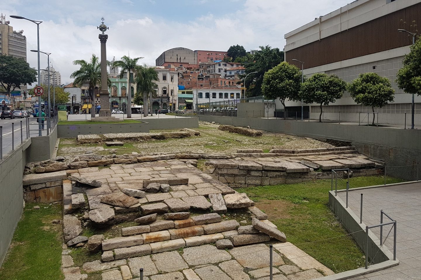 Pelo Cais do Valongo, em apenas 20 anos, passaram pelo menos 500 mil escravos. Foto Oscar Valporto