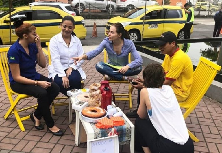 A mesinha, o café, o bolo e muita conversa civilizada sobre o Brasil. Foto Reprodução