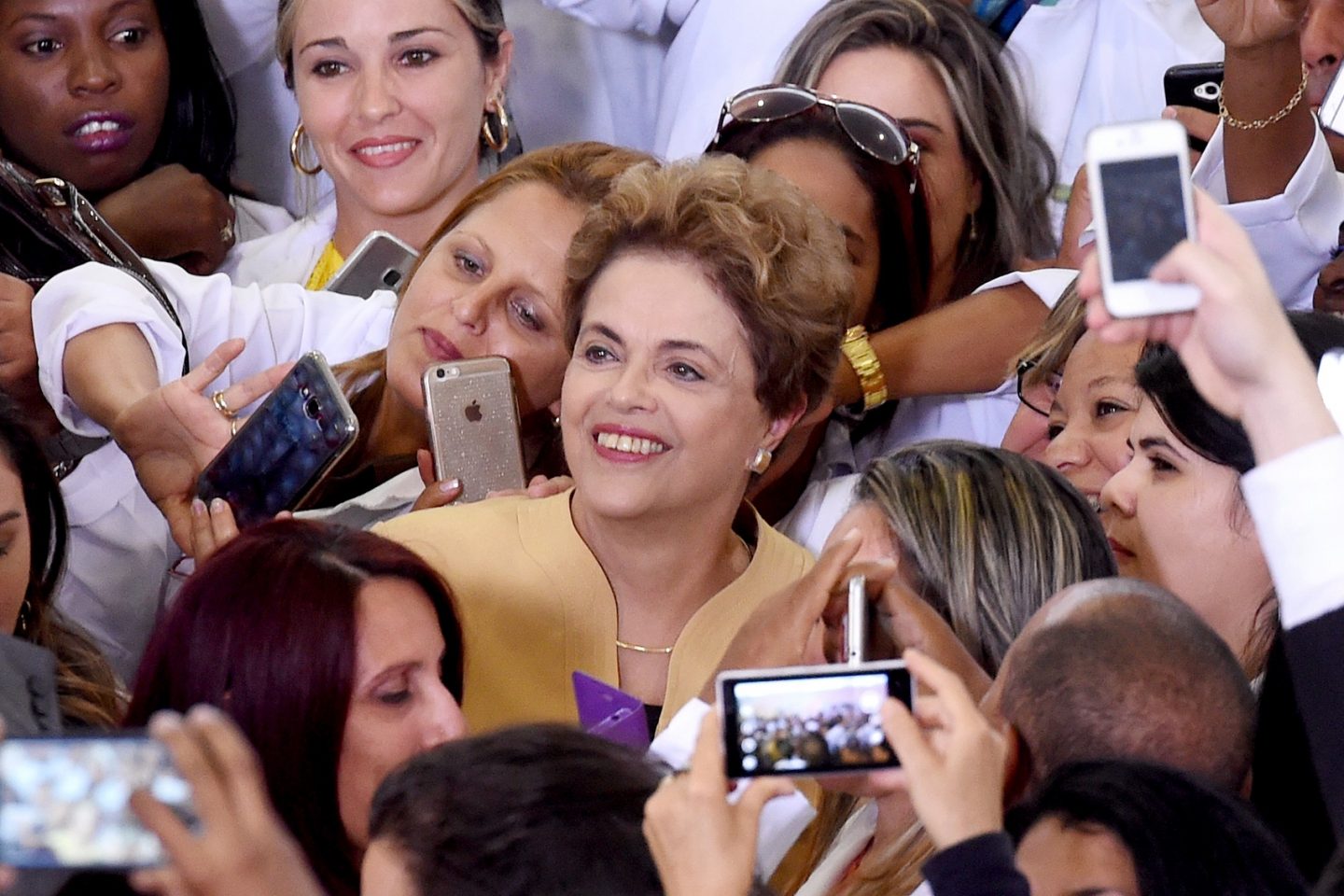 A então presidente Dilma Rousseff posa com médicas cubanas depois de uma cerimônia de extensão do programa Mais Médicos em Brasilia, em 2016 (Foto: EVARISTO SA / AFP)