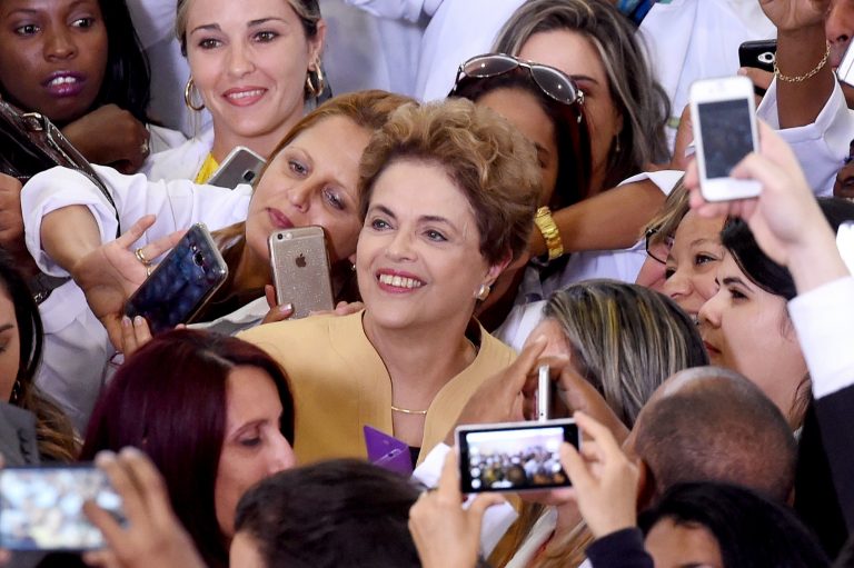 A então presidente Dilma Rousseff posa com médicas cubanas depois de uma cerimônia de extensão do programa Mais Médicos em Brasilia, em 2016 (Foto: EVARISTO SA / AFP)