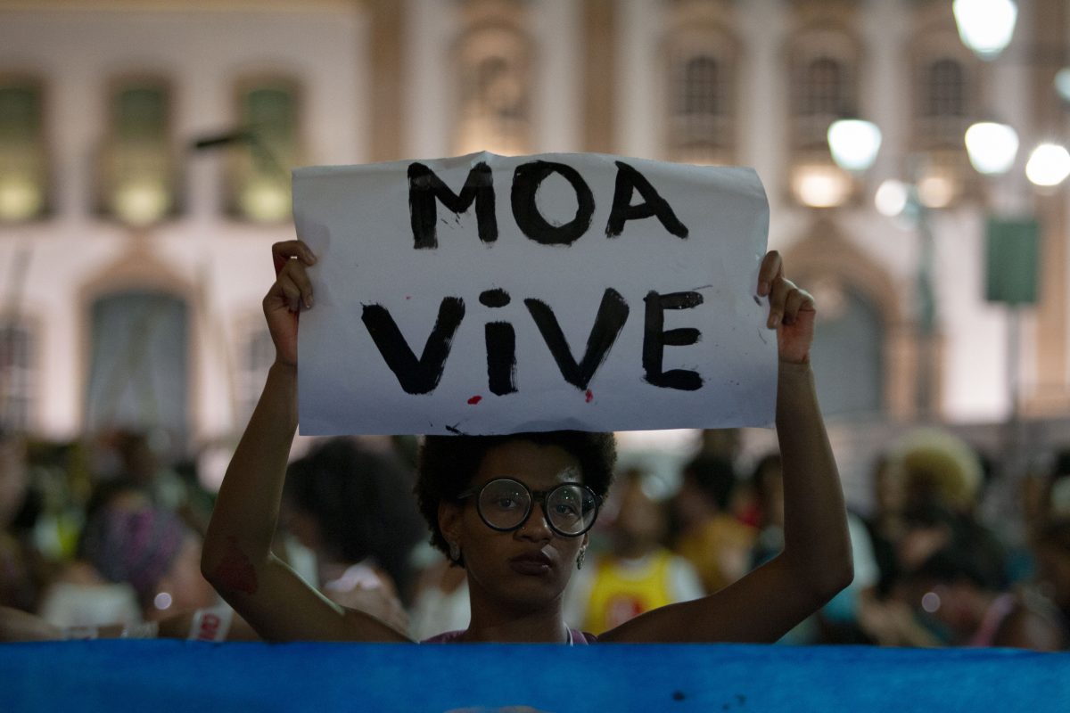 Mulher protesta após a morte do capoeirista Moa no Largo do Pelourinho, em Salvador, na Bahia (Foto: Arisson Marinho / AFP)