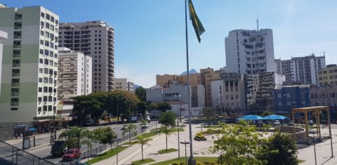 A bandeira que batiza a praça já teve dias melhores, mas o lugar está renovado (foto Oscar Valporto)