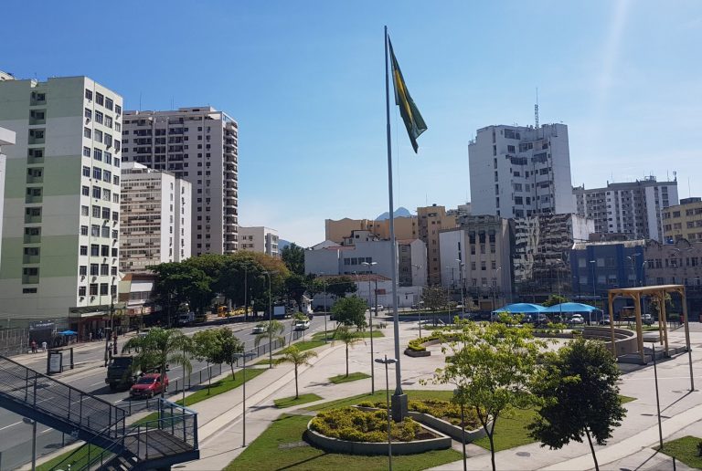 A bandeira que batiza a praça já teve dias melhores, mas o lugar está renovado (foto Oscar Valporto)