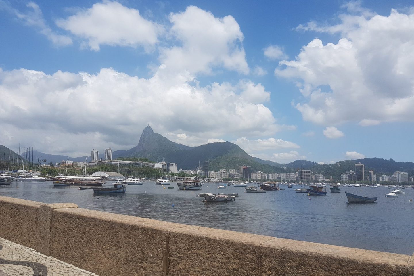 Apesar de do noticiário, na Urca o otimismo pode surpreender o andarilho (Foto Oscar Valporto)