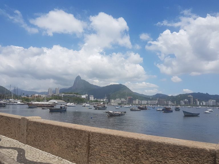 Apesar de do noticiário, na Urca o otimismo pode surpreender o andarilho (Foto Oscar Valporto)