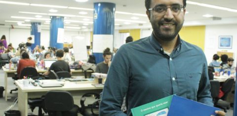 Robson Lemos posa com alguns dos livros produzidos pela Estante Mágica (Foto: Christina Martins)