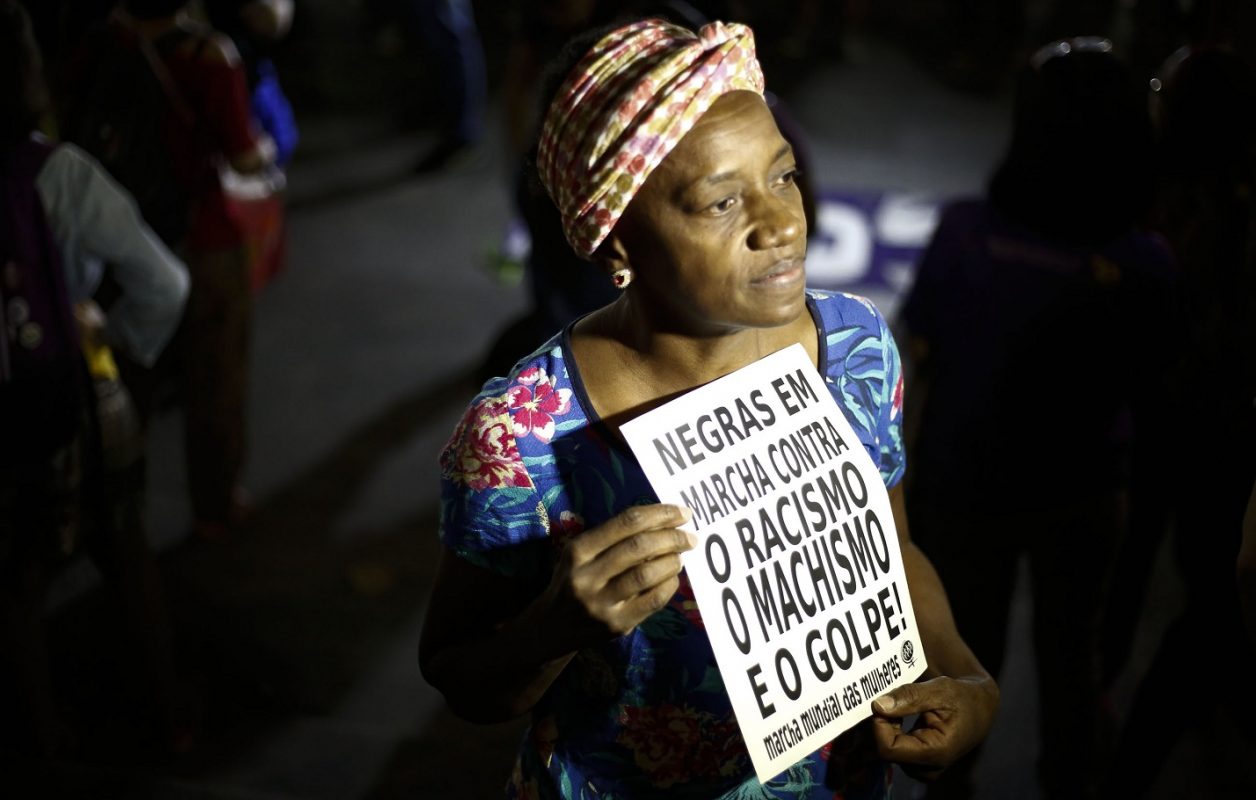 Mulher protesta em São Paulo contra o racismo e o preconceito. Foto Miguel Schincariol