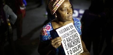 Mulher protesta em São Paulo contra o racismo e o preconceito. Foto Miguel Schincariol