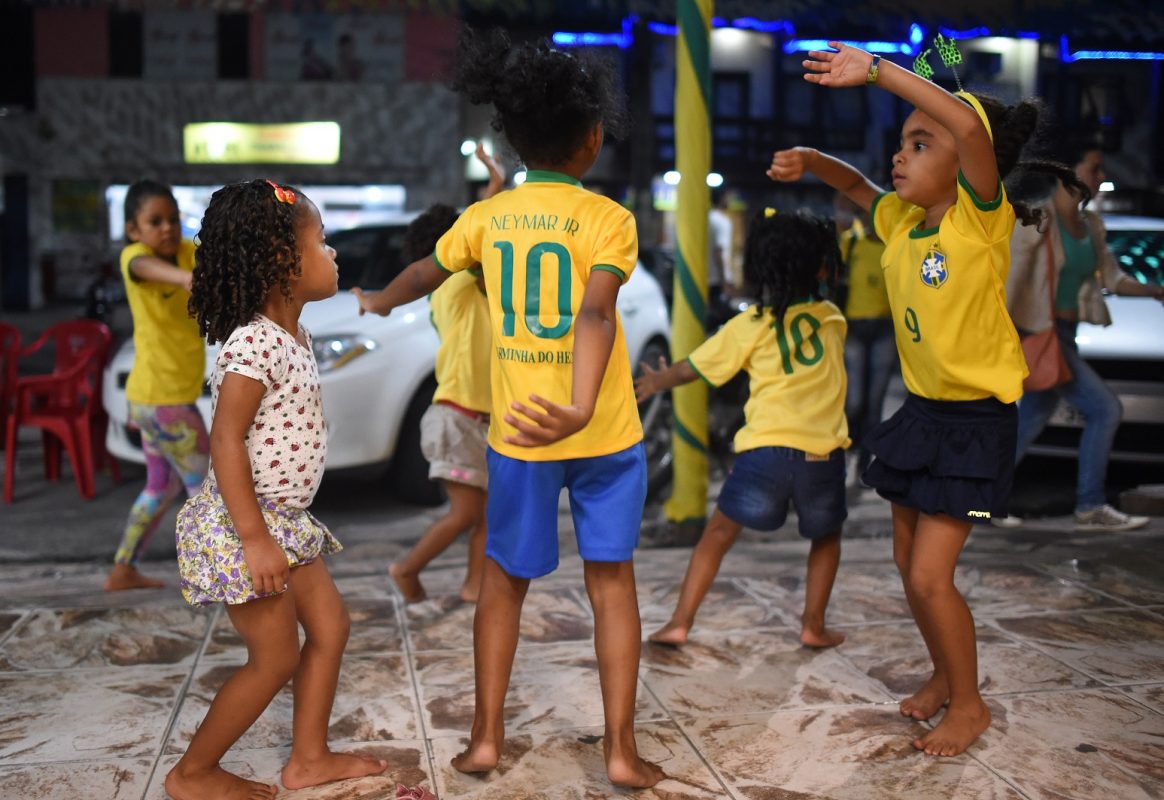 A festa das crianças durante a Copa do Mundo de 2014, em Porto Seguro, na Bahia. Foto Andreas Gebert/DPA