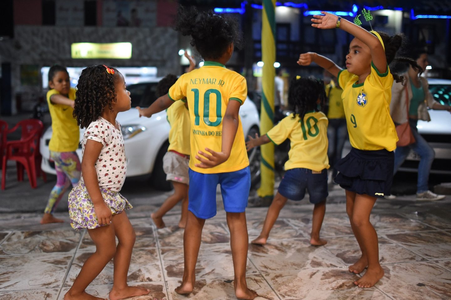 A festa das crianças durante a Copa do Mundo de 2014, em Porto Seguro, na Bahia. Foto Andreas Gebert/DPA