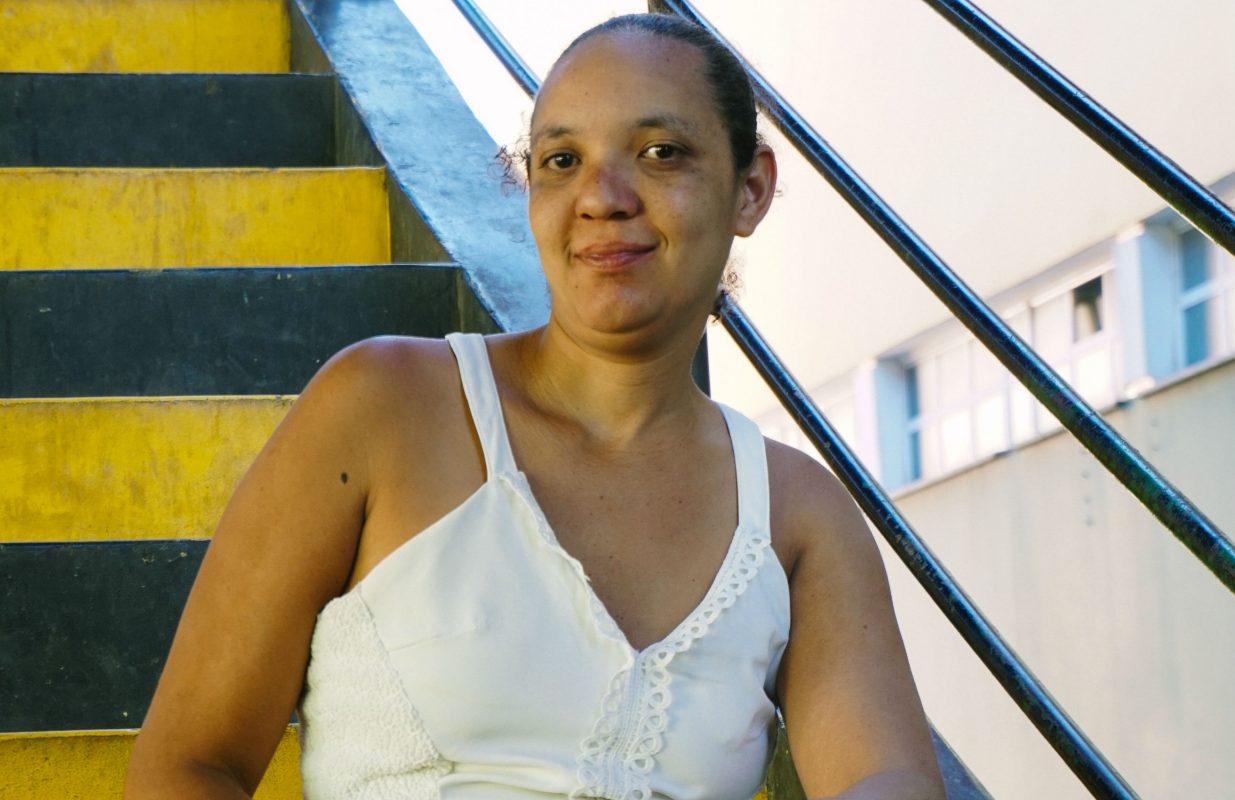 Kelly dos Santos, 30 anos, do lar: "Foram 21 trabalhadores na marmita (caixa de remoção de corpos), dentre eles, meu tio" (Foto: Juliana Nascimento)