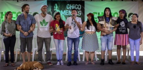 Dione Torquato, centro, com microfone na mão, Secretário Nacional da Juventude do Conselho Nacional das Populações Extrativistas (CNS), durante palestra no Encontro Chico Mendes 30 anos, em Xapuri, no Acre. Foto Marizilda Cruppe/Greenpeace.