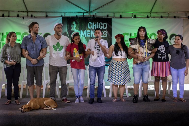 Dione Torquato, centro, com microfone na mão, Secretário Nacional da Juventude do Conselho Nacional das Populações Extrativistas (CNS), durante palestra no Encontro Chico Mendes 30 anos, em Xapuri, no Acre. Foto Marizilda Cruppe/Greenpeace.