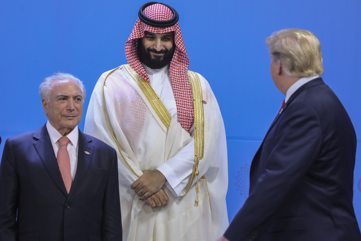 O presidente Michel Temer, ao lado do príncipe herdeiro da Arábia Saudita, Mohamed bin Salman, acompanha a passagem do americano Donald Trump. Foto Ludovic Marin/AFP