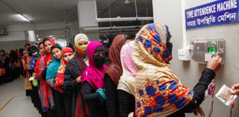 Fila de trabalhadoras da indústria têxtil, em Bangladeshi. Foto Mehedi Hasan/NurPhoto
