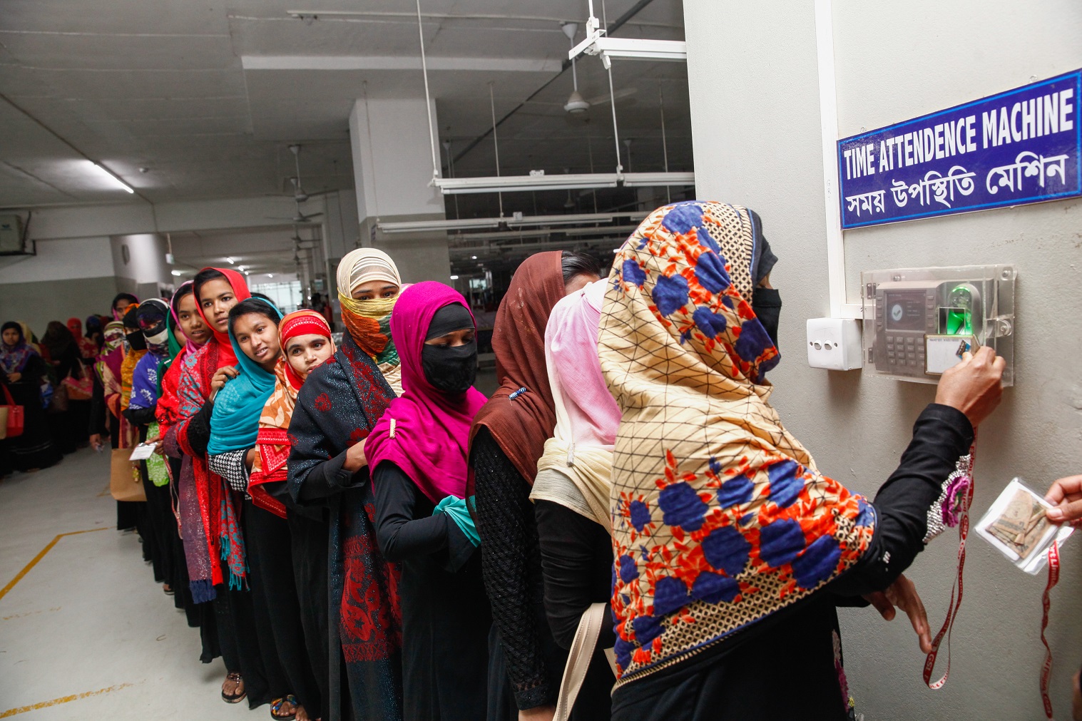 Fila de trabalhadoras da indústria têxtil, em Bangladeshi. Foto Mehedi Hasan/NurPhoto