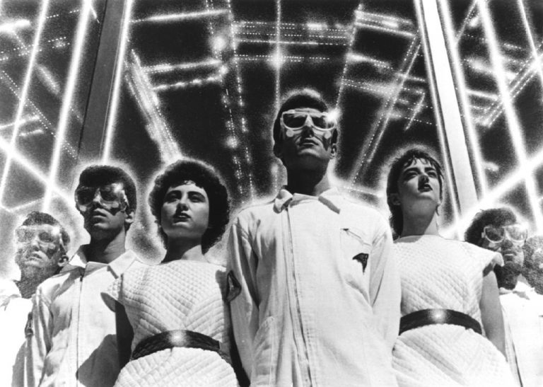 O álbum revela as pioneiras experimentações eletrônicas e a postura libertária de grupos como o Aviador Dro. Foto Divulgação