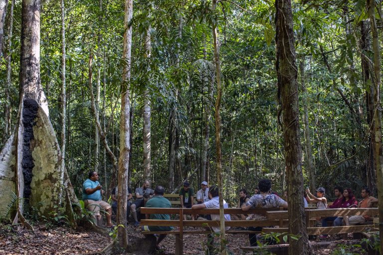 oberto Brito, ex -madeireiro que agora trabalha com turismo comunitário, fala para jornalistas participantes do 13º Enecob sobre a Comunidade Tumbira, na RDS do Rio Negro (Foto: Marizilda Cruppe)