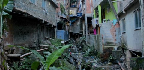 A falta de espaço entre as casas da Rocinha foi um dos temas parcialmente enfrentados nas obras do PAC. Foto Michel Silva
