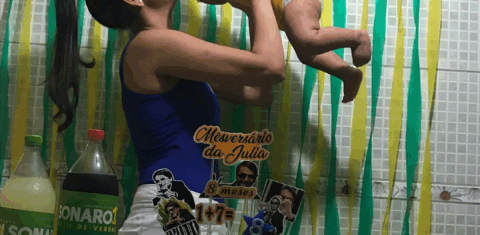 A biomédica Juliana Castro preparou a festa Bolsonaro para a filha de 8 meses (Foto: Arquivo pessoal)