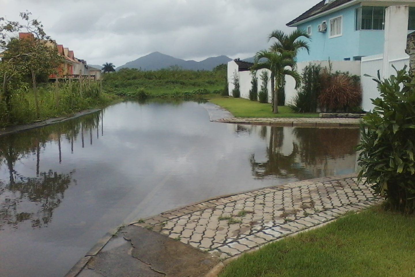 Inundação em condomínio de casas, em Vargem Pequena: região de brejo impõe dificuldades para construção civil.Foto Divulgação/Canagé Vilhena