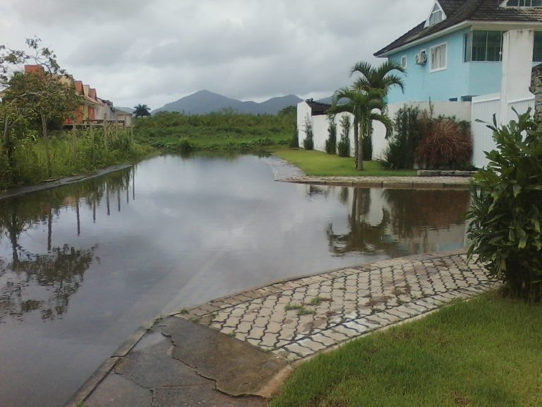 Inundação em condomínio de casas, em Vargem Pequena: região de brejo impõe dificuldades para construção civil.Foto Divulgação/Canagé Vilhena
