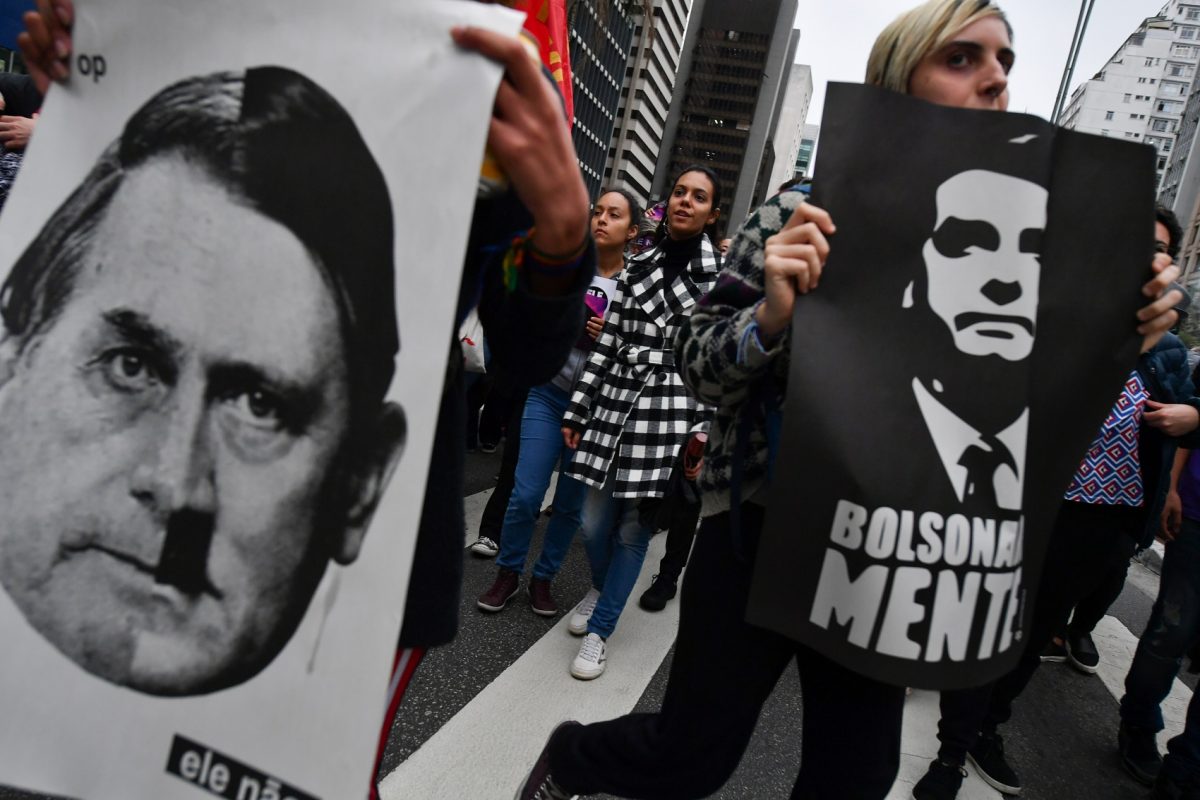 Manifestantes colocam Jair Bolsonaro como Adolf Hitler durante protesto em São Paulo no início de outubro (Foto: NELSON ALMEIDA / AFP)
