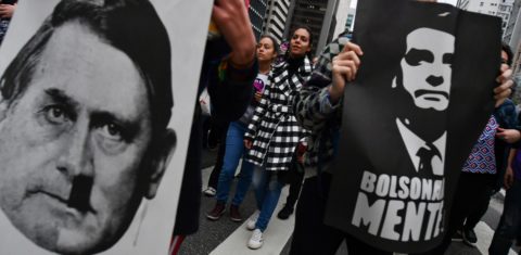 Manifestantes colocam Jair Bolsonaro como Adolf Hitler durante protesto em São Paulo no início de outubro (Foto: NELSON ALMEIDA / AFP)