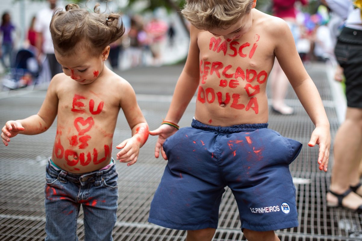 Crianças brincam durante protesto pela Humanização do Parto, na Avenida Paulista, em São Paulo (Foto: YASUYOSHI CHIBA / AFP)