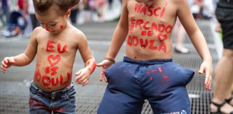 Crianças brincam durante protesto pela Humanização do Parto, na Avenida Paulista, em São Paulo (Foto: YASUYOSHI CHIBA / AFP)